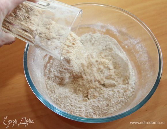 Сыпем измельченный миндаль.