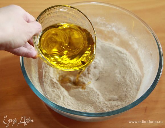 Наливаем оливковое масло.