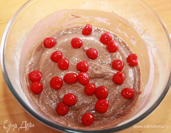 Теперь в тесто добавляем вишню. Можно ту, которую использовали для компота. Я добавила коктейльную, потому что она очень эффектно смотрится в выпечке.