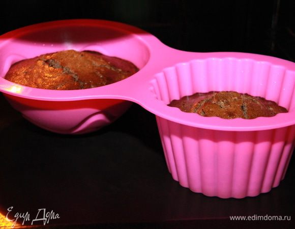 Наливаем тесто в форму (силиконовую форму не смазывать). Выпекаем 40-45 минут при 170*С.