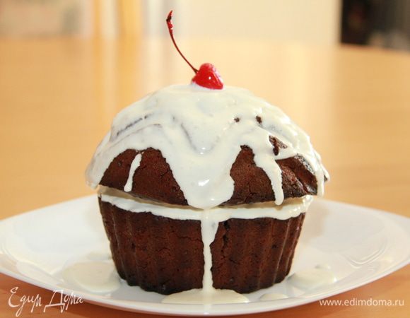 Середину и поверхность я покрыла взбитыми сливками и украсила вишенкой. Но как украшать - ваша фантазия и возможности! Можете испечь в виде пирога и не украшать вовсе!