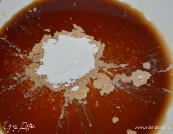 смешать в миске соевый соус, сахар и крахмал