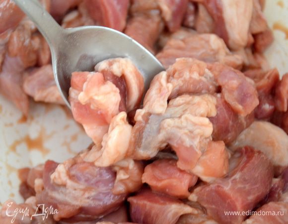 выложить в миску мясо и размешать,чтобы оно покрылось соусом. Дать помариноваться 15 минут. 