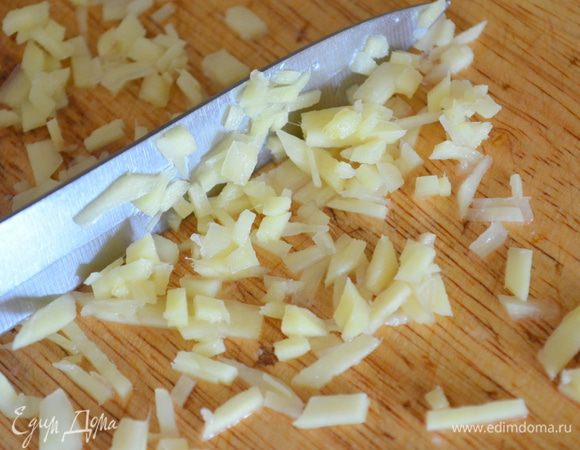 Тем временем имбирь и чеснок  очистить от кожи, и измельчить 