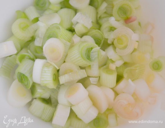 белую часть лука нарезать на кружочки...