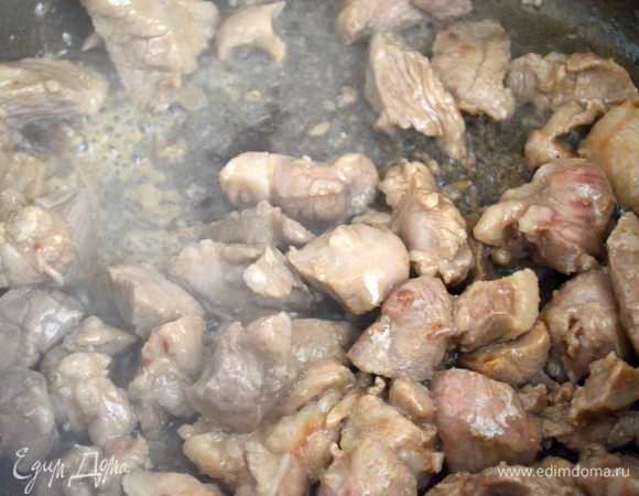 в воке или в глубоком сотейнике разогреть масло и обжарить свинину до румяной корочки 