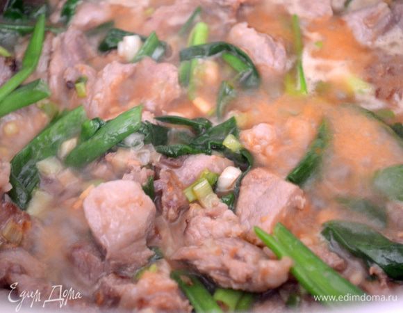 затем свинину, перемешиваем, вливаем 0,5 стакана воды и жарим еще 3 минуты