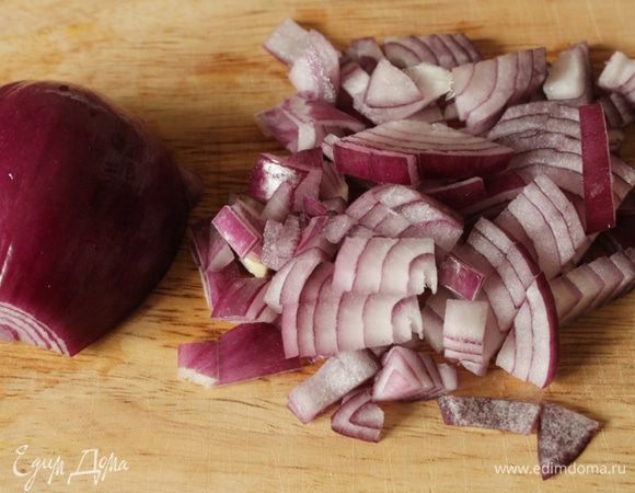Лук нарезать мелким кубиком