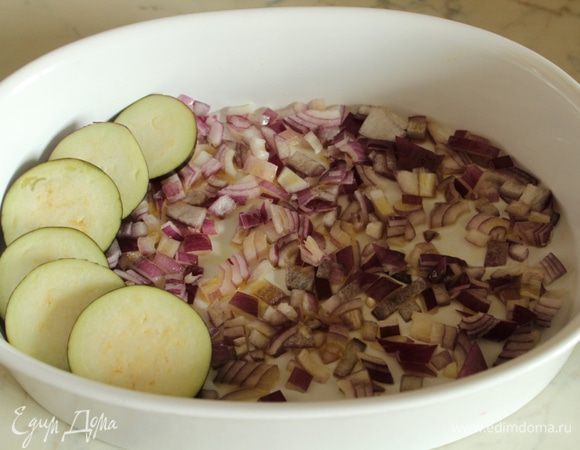 Начинаем выкладывать колечки овощей - баклажан...