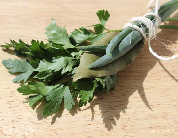 Сделать букет гарни из петрушки, лука и лаврового листа.