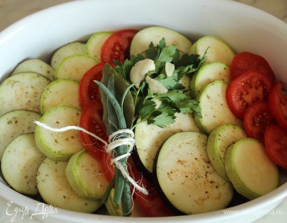Положить букет гарни и раздавленный чеснок на овощи, посыпать солью и перцем...