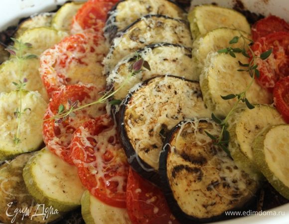 Заппекать при температуре 180 г  30 минут. За 5 минут до окончания запекания достать овощи и посыпать натертым сыром. Выложить веточки тимьяна и запекать еще 5 минут