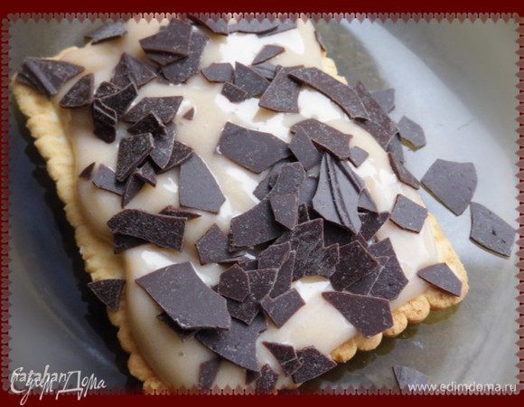 Пы.Сы.: У меня дозочка для микроволновки диаметром 20 см и высота молочной смеси в ней получилась не большая. Поэтому смесь нагрелась и загустела после двух минут нагревания в СВЧ. Внимательно смотрите сами нужно ли Вам нагревать будущий крем трижды!!!
Тортиков и профитролей у меня не было. На пробу приготовила печенье с кремом и шоколадной крошкой. Дать пропитаться печенью минут 20-30.... и пробовать...вкусноооо...
При желании можно добавить и сливочное масло и другие наполнители....