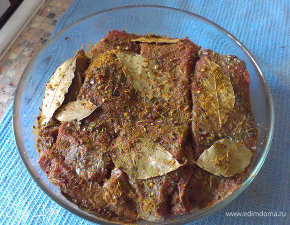 Вытаскиваем мясо из соевого соуса, тщательно натираем каждый кусок, и укладываем ОЧЕНЬ плотно в ёмкость для дальнейшего маринования, сбрызгивая уксусом каждый кусок. Далее готовое для маринования мясо ставим на 12-24 часа в холодильник под гнёт.

P.S.: я ещё для вкуса прокладывал мясо лаврушкой.