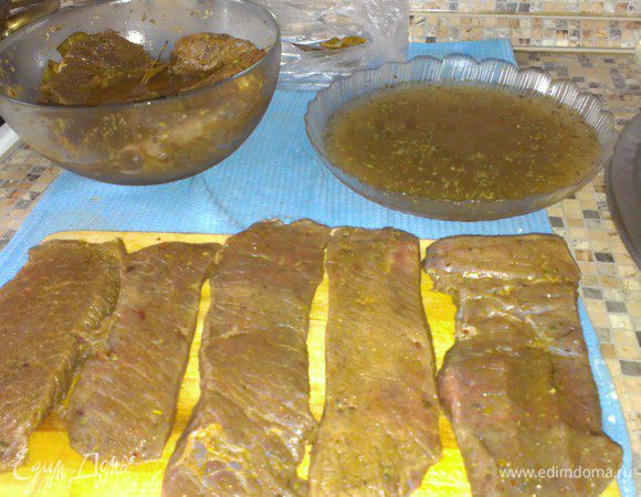 Далее вытаскиваем промаринованное мясо, полоскаем его в уксусном растворе (примерно 1:3), и тщательно отжимаем (конечно выкручивать как джинсы в советское время не надо, а вот положить на одну ладонь и подавить другой в самый раз будет, т.к. маринад нам больше не нужен).