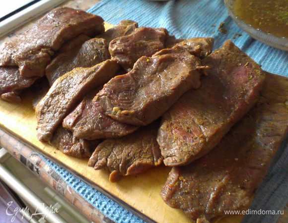 Далее берём готовое для дальнейшего вяленья мясо, и ...