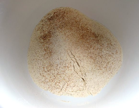 






Приготовим тесто. Высыпаем муку, добавляем к ней воду и оливковое масло.