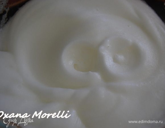 Белки взбить со щепоткой соли до стойких пиков.