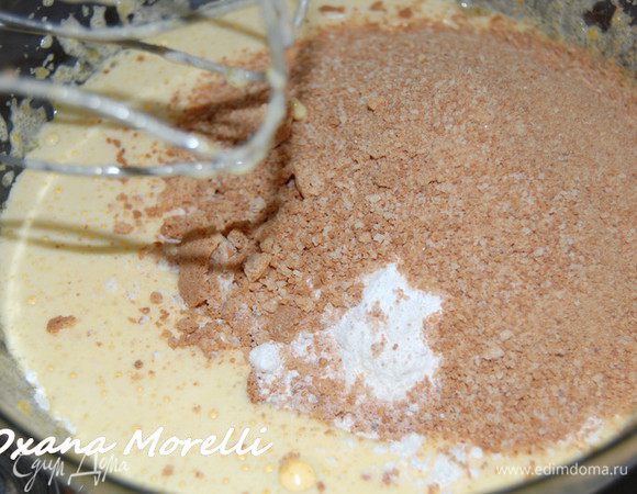 В полученную массу аккуратно ввести взбитые белки и осторожно перемешать. 