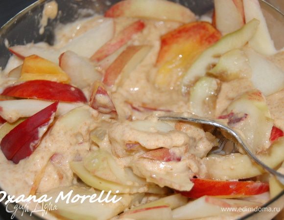 В последнюю очередь добавить порезанные персики. Перемешать и выложить тесто в форму для кекса, выстланную бумагой для выпечки. 