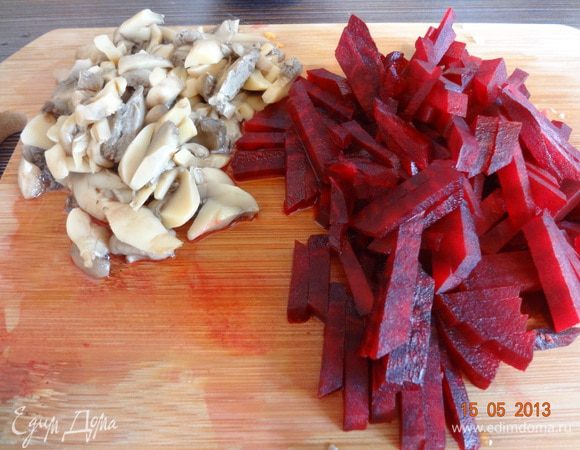 Свеклу отварить заранее до полуготовности или запечь в фольге в духовке, остудить и нарезать соломкой. Грибы (в этот раз консервированные шампиньоны) порезать небольшими пластинами.