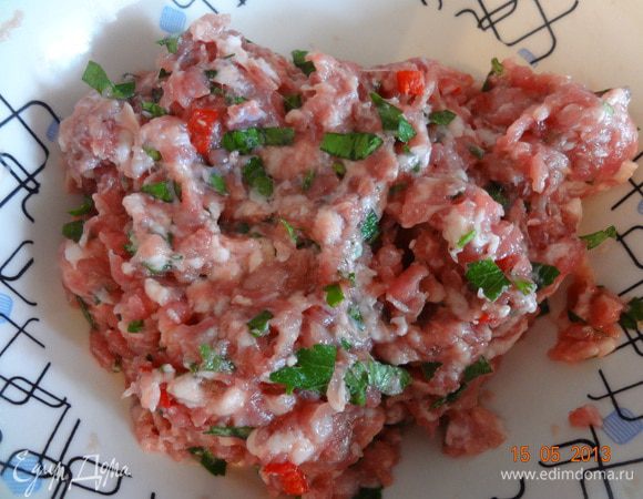 В фарш добавить яйцо, соль, молотый черный перец, измельченный перчик чили, мелко нарубленную петрушку (можно также измельченный репчатый лук, я не добавляю), все хорошо смешать, отбить несколько раз. 