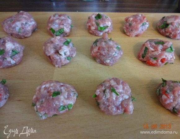 Сформировать небольшие фрикадельки и отправить в кипящий бульон. Дать хорошо закипеть, снять пену и положить свеклу, убавить огонь до минимального.