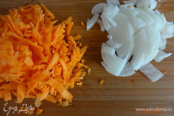 Лук нарезать полукольцами, морковь натереть на крупной терке. В сковороде разогреть 2 ст. л. растительного масла, пассеровать овощи минут 5-7 (я сначала поджариваю хорошо морковь, а затем кладу лук), затем отправляем к овощам грибы и обжариваем все вместе до мягкости грибов.