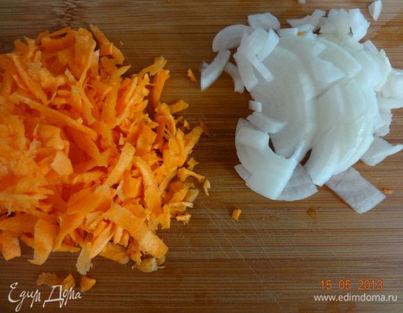 Лук нарезать полукольцами, морковь натереть на крупной терке. В сковороде разогреть 2 ст. л. растительного масла, пассеровать овощи минут 5-7 (я сначала поджариваю хорошо морковь, а затем кладу лук), затем отправляем к овощам грибы и обжариваем все вместе до мягкости грибов. 