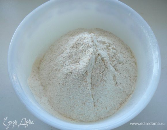 смешать муку с содой