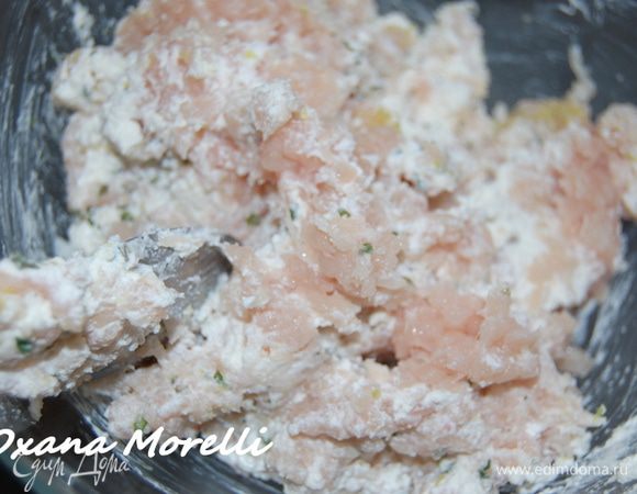 Рикотту смешать с измельченной петрушкой и цедрой лимона.