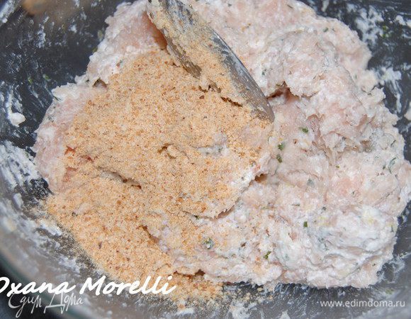 Смешать куриный фарш и массу из рикотты. Добавить соль по вкусу и панировочные сухари.