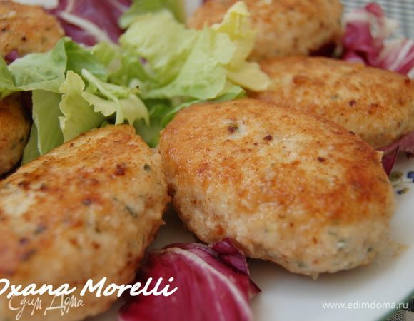 Можно обжарить на сковороде в разогретом сливочном масле до золотистой корочки. Но возможен и  более диетический вариант - выложить котлетки на противень с бумагой для выпечки и запечь их в разогретой до 180 градусов духовке до готовности примерно 20 минут. 