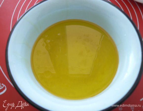 воду с солью и сахаром довести до кипения,снять с огня, добавить масло и лим.сок