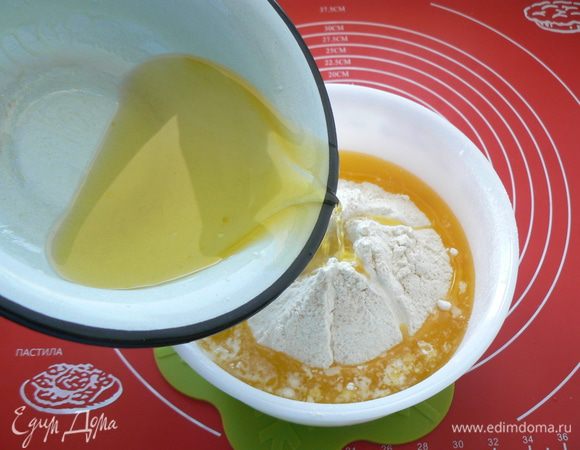  водно-маслянную смесь добавить в муку,