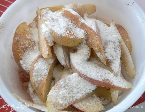 В это время фрукты режем на дольки,добавляем корицу,крахмал + 2 ст.л. сахара