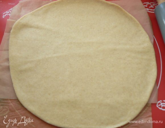 тесто раскатать прямо на бумаге для выпечки толщиной 5 мм, центр посыпать сухарями (я забыла)