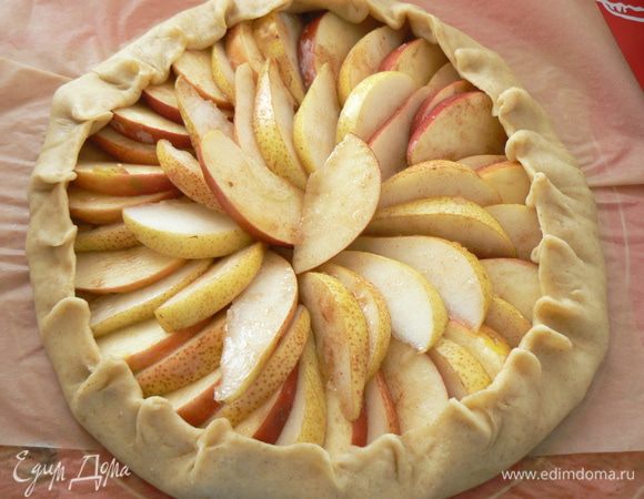 выложить начинку,посыпать 1 ст.л сахара, защипнуть края