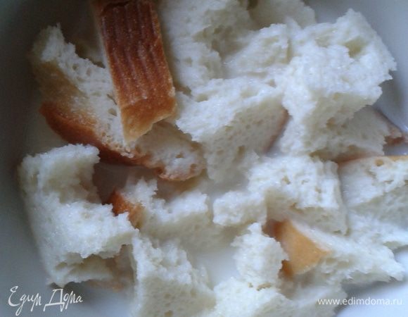 Батон разломать и залить небольшим количеством молока.