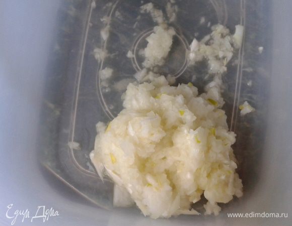 Луковицу очистить и пропустить через мясорубку.