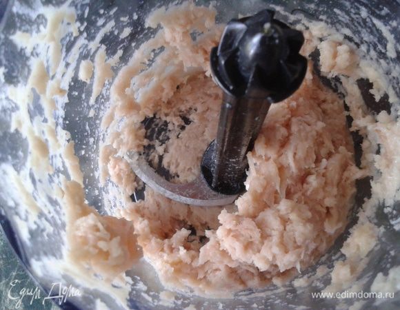 Рыбу пропустить через мясорубку (у меня был только блендер, в этом случае нужно хорошо постараться, т.к. в рыбе косточки).