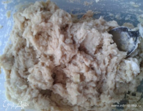 В получившуюся смесь добавляем лук, соль и перец по вкусу и хорошо перемещать.