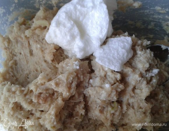 Добавляем белок постепенно и аккуратно к нашему рыбному фаршу.
