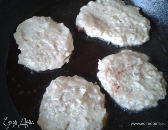 Ложкой формируем котлеты и жарим на разогретой сковороде, я жарю на растительном масле.
 