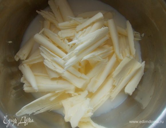 Для приготовления сливок,натереть или мелко порубить масло в молоко. Поставить на водяную баню,до полного  растворения масла в молоке.