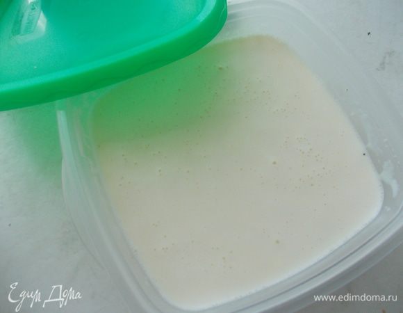 Затем вылить масляно -молочную смесь в чашу блендера с ножами и взбивать 3 минуты. Масса должна стать полностью однородной. Перелить все в контейнер,закрыть крышкой и поставить в холодильник на 8 часов.