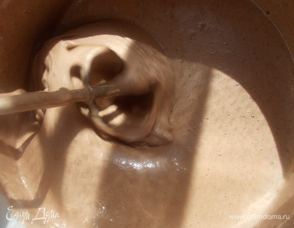 Добавить к яйцам какао и взбить до однородности.