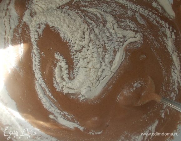 Всыпать муку и перемешать.
