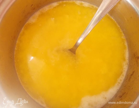 Молоко с маслом довести до кипения.