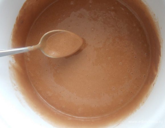 Влить горячее молоко с маслом в тесто и быстро перемешать до однородности. Тесто разделить на две части и выпекать два коржа в смазанной маслом форме при 180С. 30 минут.